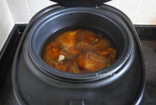 把虾整齐的码入锅内，煮海鲜饭的时候我不习惯放盐，您要是喜欢吃咸点的可以放入少许。