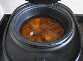 把虾整齐的码入锅内，煮海鲜饭的时候我不习惯放盐，您要是喜欢吃咸点的可以放入少许。