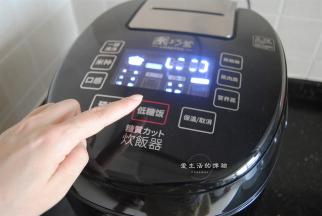 按下煮饭键即可开始煮，大约30分钟就能煮好，此时香气已满屋飘了，海鲜的鲜味实在是赞！