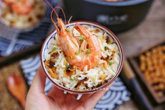 粒粒分明的海鲜饭就做好了，香软的米饭，鲜美的海鲜，偷个懒，大米海鲜一锅端，半小时后，香气满屋飘