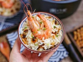 粒粒分明的海鲜饭就做好了，香软的米饭，鲜美的海鲜，偷个懒，大米海鲜一锅端，半小时后，香气满屋飘