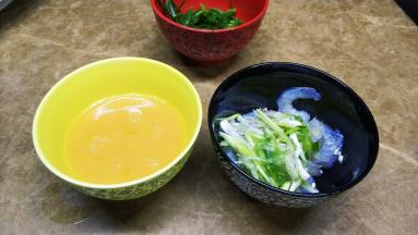 鸡蛋打发好，葱切丝，虾仁处理好