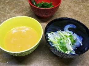 鸡蛋打发好，葱切丝，虾仁处理好