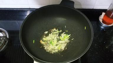 锅里热油放入葱丝爆香