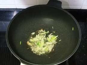 锅里热油放入葱丝爆香