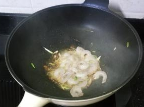 倒入虾仁