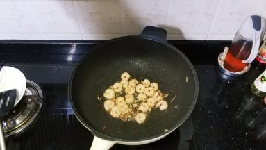 放入盐大火爆炒至虾仁变色