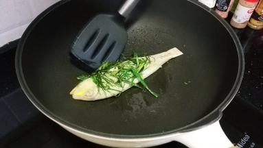 将葱丝盖着鱼上，继续煎