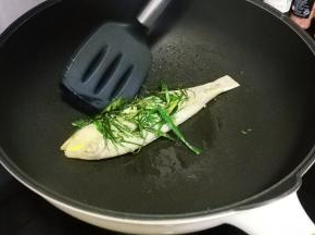将葱丝盖着鱼上，继续煎