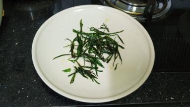 煎香的葱丝盛入碟子里