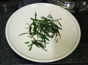 煎香的葱丝盛入碟子里