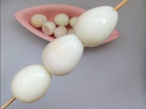 鹌鹑蛋放入锅中煮熟，冷水浸泡一下，去皮，穿串