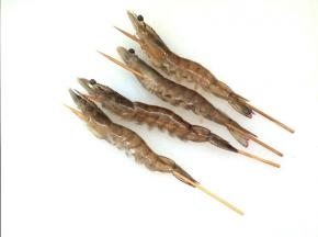 鲜虾剪去虾须、虾脚 ，穿在竹签上