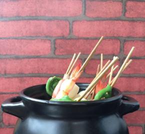 砂锅中放入清水、酷克壹佰关东煮调料 ，煮开锅后，按照食材成熟难易顺序，依次放入，  再次煮开即可