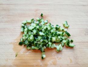 黄瓜洗干净去瓤切成小丁。