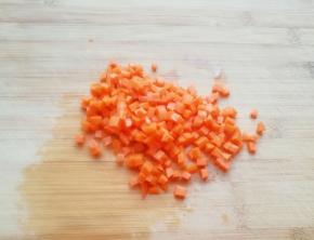 胡萝卜洗干净切成小丁。