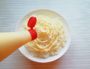 隔夜米饭加入沙拉酱。