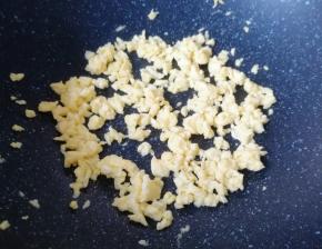 鸡蛋打散，炒锅内倒少许食用油烧热，倒入蛋液用筷子快速划炒熟，盛出备用。