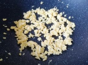 鸡蛋打散，炒锅内倒少许食用油烧热，倒入蛋液用筷子快速划炒熟，盛出备用。