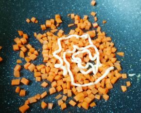 炒锅内下入胡萝卜丁，加入沙拉酱翻炒均匀。