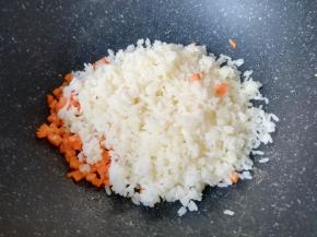 倒入用沙拉酱拌好的米饭。