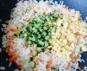 下入黄瓜丁和炒熟的鸡蛋碎翻炒均匀。