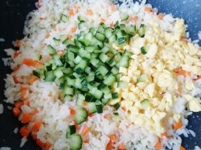 下入黄瓜丁和炒熟的鸡蛋碎翻炒均匀。