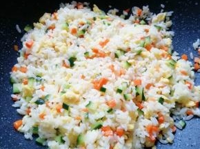 放盐调味，关火出锅。