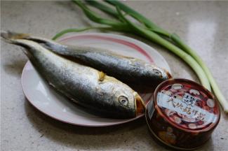 这款菜的用料：黄鱼二条，青蒜适量，香菇拌酱半罐。这样子的酱用来入菜味道极浓鲜，朋友们可以 试一下哦。