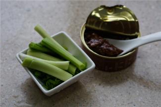 然后备好青蒜段及蒜末，再备一茶匙的香菇拌酱。朋友们平时会就姜葱比较多，其实吧换上味道厚重的青蒜，那滋味真是很赞呢，当然了不喜欢青蒜这味的朋友就还是用回姜葱吧。