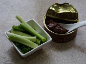 然后备好青蒜段及蒜末，再备一茶匙的香菇拌酱。朋友们平时会就姜葱比较多，其实吧换上味道厚重的青蒜，那滋味真是很赞呢，当然了不喜欢青蒜这味的朋友就还是用回姜葱吧。