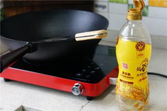 预热好锅，铸铁锅一定要先预热好再加油，这样子煎鱼就不怕粘锅啦。