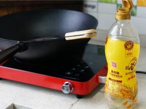 预热好锅，铸铁锅一定要先预热好再加油，这样子煎鱼就不怕粘锅啦。