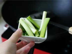 油微热加入之后，再将青蒜段下锅，煎至出味出香，青蒜段微微有点发黑也不怕。