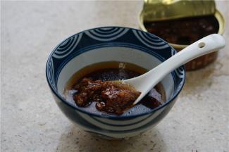 然后用料酒 ，生抽，白糖，拌酱调好酱汁，将这酱汁下锅之后再加入小半碗的清水焖煮至黄鱼入味。