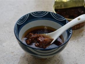 然后用料酒 ，生抽，白糖，拌酱调好酱汁，将这酱汁下锅之后再加入小半碗的清水焖煮至黄鱼入味。