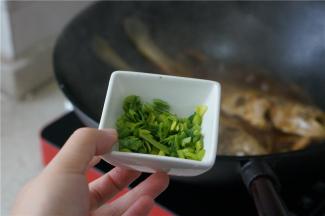 临起锅前，再加入适量的青蒜粒点缀一下表面就可以，不喜欢青蒜的朋友可以加入葱或是香菜也不错哦，加这环节之后就可关火了，让锅自身的余热，催使青蒜的香味出来。