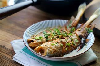 这样子的鱼上桌，你们要不要来一碗米饭来配呢。感谢朋友们的围观，不知这款鱼会不会让你对铸铁锅有了全新的认识。不是所有的铸铁锅都等于粘锅哦，朋友们要适当的做好养护锅的工作