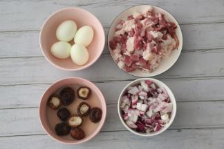 准备食材。猪肉切成小块，鸡蛋提前煮熟备用，香菇提前泡发，洋葱切小粒。