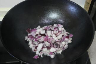 锅中倒入食用油，适当多一些。放入洋葱粒煎炸至金黄盛出。