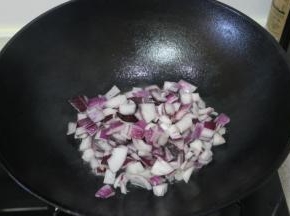 锅中倒入食用油，适当多一些。放入洋葱粒煎炸至金黄盛出。