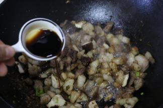加入一勺老抽、2勺生抽，一勺料酒，几块冰糖，2个八角，几片香叶，适量盐翻炒。