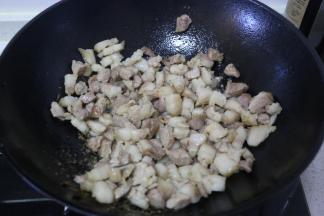 放入猪肉翻炒。