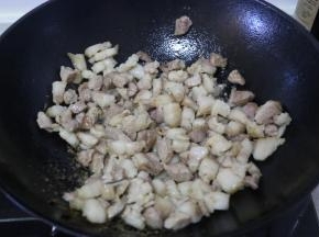 放入猪肉翻炒。