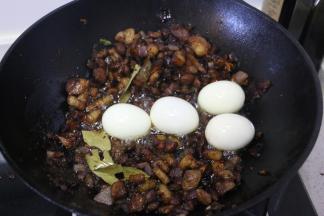 加入香菇、鸡蛋、洋葱。