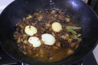 加入泡香菇的水，中小火慢炖40分钟。