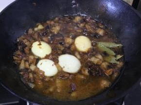 加入泡香菇的水，中小火慢炖40分钟。