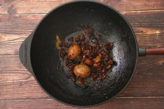 炖至猪肉软烂即可。