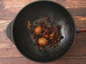 炖至猪肉软烂即可。