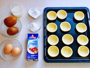 准备食材，我买的迷你蛋挞皮，这样孩子吃起来也方便，可以根据个人喜好选择。